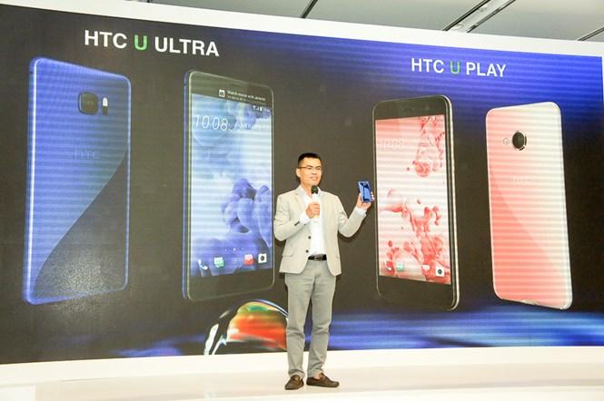 Đại diện HTC trình làng bộ đôi U Play và U Ultra /// Ảnh: T.Luân