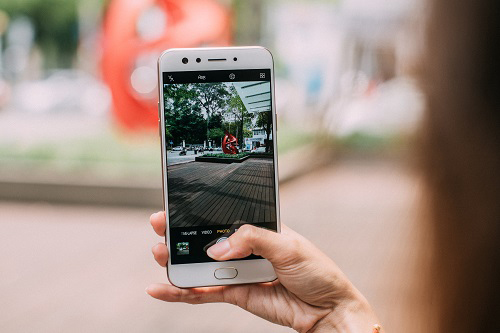 Thừa hưởng điểm nhấn từ đàn anh, F3 vẫn được trang bị cụm camera kép phía trước với một camera góc rộng cho phép thu được trọn vẹn cảnh đẹp trong khung hình gấp đôi, thuận tiện chụp selfie nhóm mà không sợ mất người này thiếu người kia. Camera góc rộng thần thánh này là giải pháp tuyệt vời cho những buổi đi chơi nhóm như café, du lịch của các bạn trẻ.