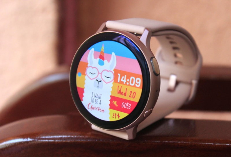 Samsung Galaxy Watch Active2 là một chiếc đồng hồ thông minh vô cùng tiện lợi và đa chức năng, với nhiều tính năng hữu ích giúp bạn theo dõi hoạt động và sức khỏe. Xem qua ảnh của nó để tìm hiểu thêm về những tính năng ấn tượng của Galaxy Watch Active