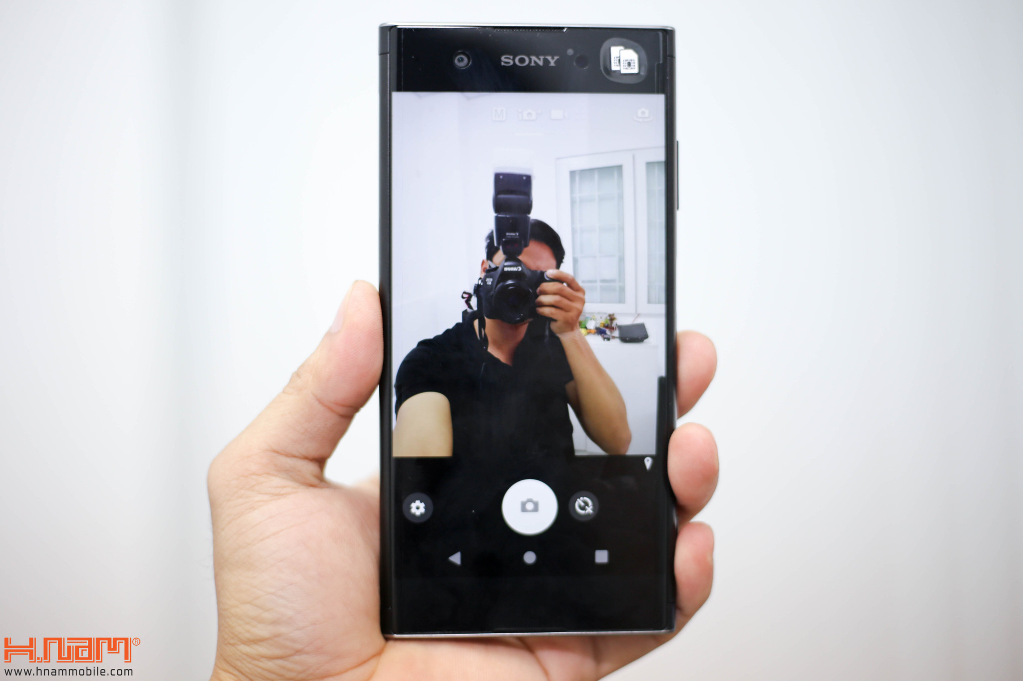 Trên tay Xperia XA1 Plus: smartphone tầm trung đầu tiên của Sony có cảm biến vân tay hình 10