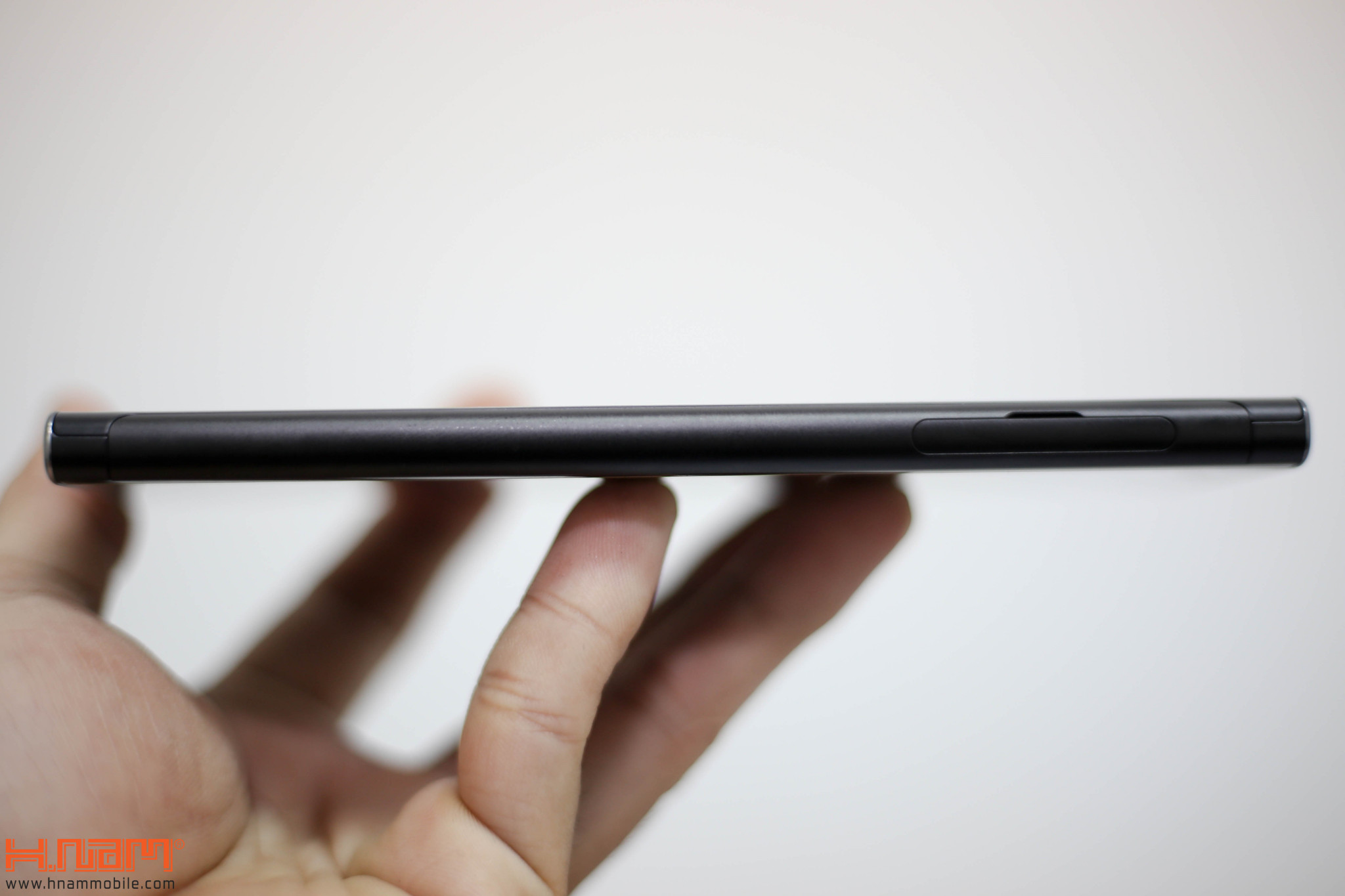 Trên tay Xperia XA1 Plus: smartphone tầm trung đầu tiên của Sony có cảm biến vân tay hình 8