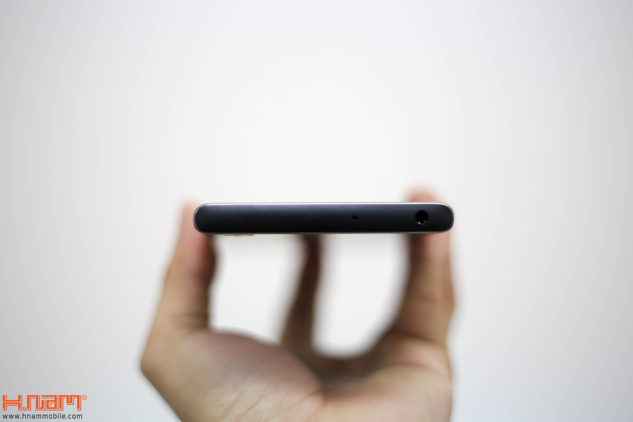 Trên tay Xperia XA1 Plus: smartphone tầm trung đầu tiên của Sony có cảm biến vân tay hình 5
