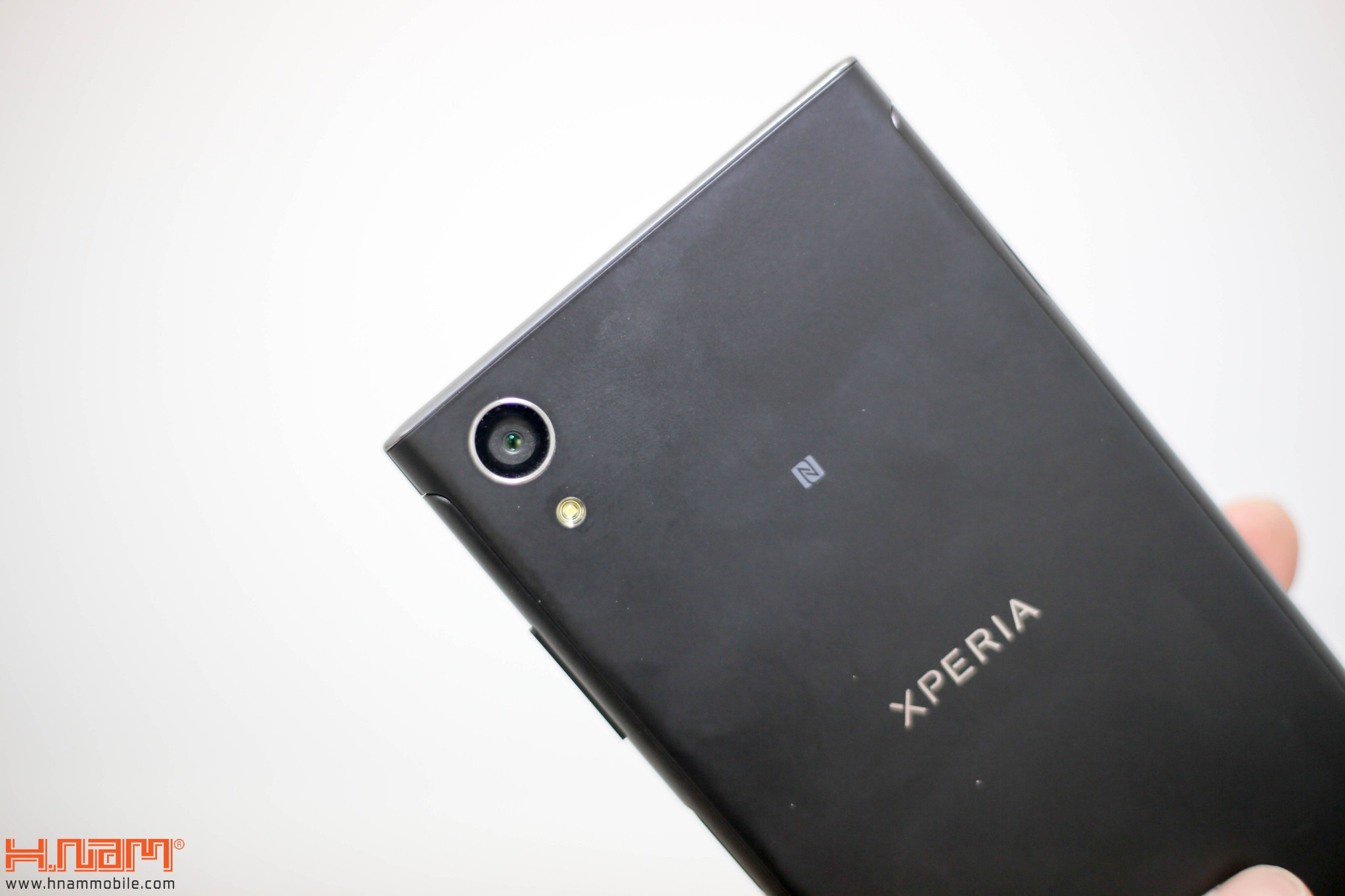Trên tay Xperia XA1 Plus: smartphone tầm trung đầu tiên của Sony có cảm biến vân tay hình 9