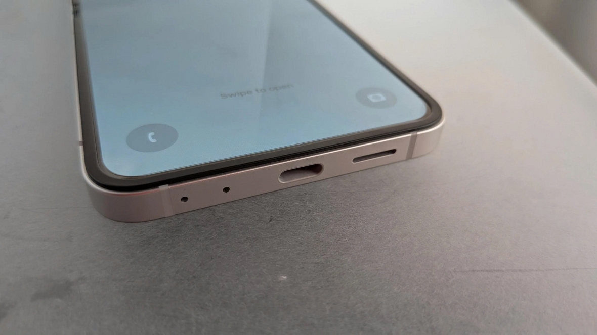 Dung lượng pin 4.000mAh, nhỏ hơn so với bản Z Flip 7 (4.300mAh)