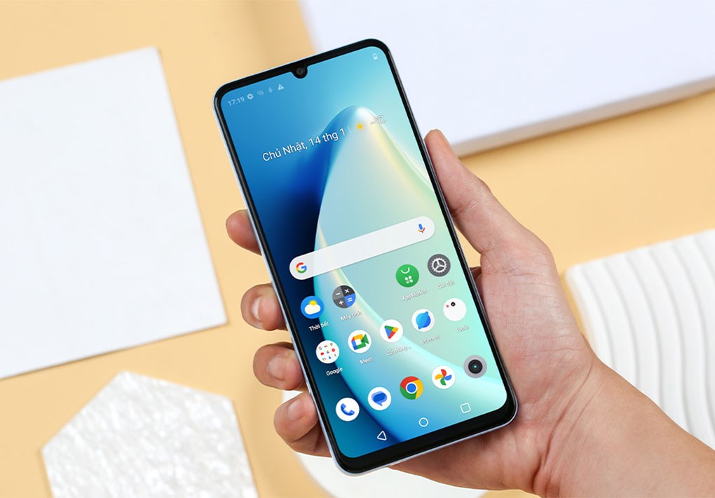 Realme Note 50 - Mỏng nhẹ, cầm nắm dễ chịu