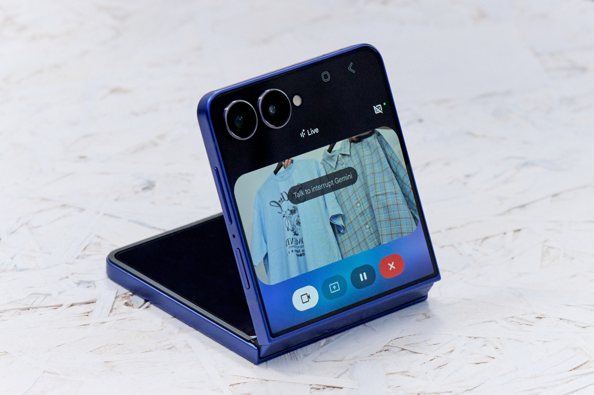 Cả Galaxy Z Flip7 và Z Flip7 FE đều duy trì phong cách vỏ sò