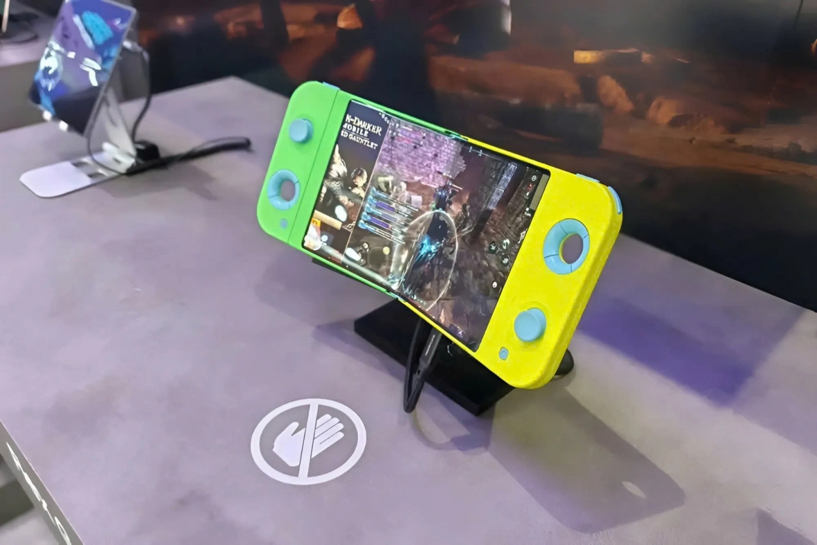 Smartphone Gập Cực Dị Tại MWC 2025