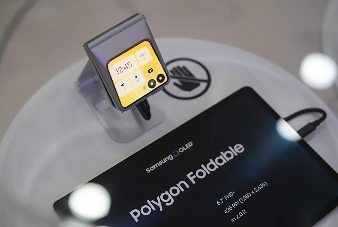 Smartphone Gập Cực Dị Tại MWC 2025