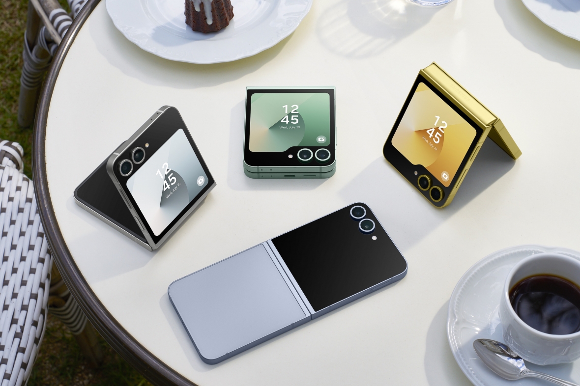 Cả Galaxy Z Flip 7 FE và Z Flip 6 đều mang thiết kế gập quen thuộc