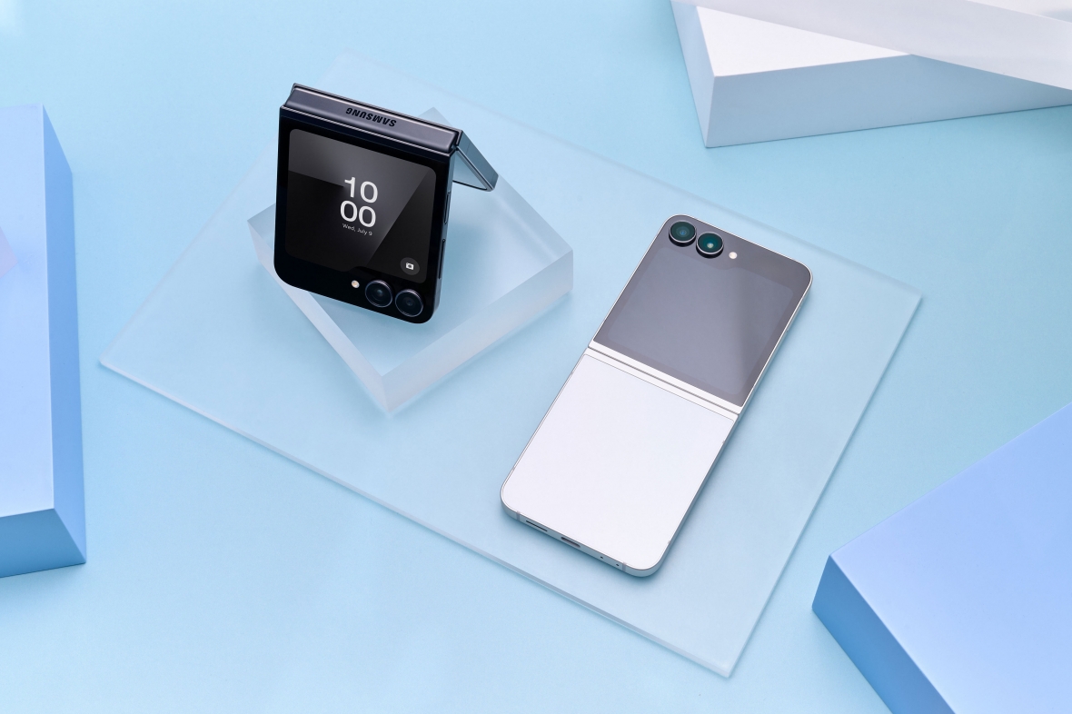Z Flip 7 FE sử dụng mặt kính bóng