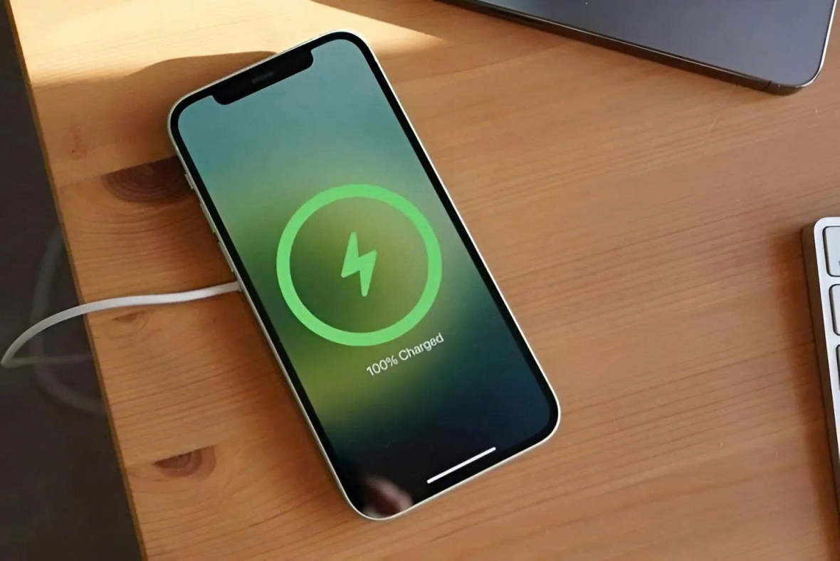 Sạc iPhone đến 100%: Thói quen phổ biến nhưng tiềm ẩn rủi ro