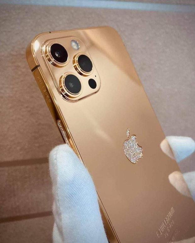 Bạn đang tìm kiếm một chiếc iPhone 12 Pro Max đẳng cấp với mạ vàng sang trọng? Hãy xem những hình ảnh này và cảm nhận được sự cứng cáp và tinh xảo trong từng chi tiết của sản phẩm. Đây sẽ là điện thoại hoàn hảo cho những ai yêu thích sự đẳng cấp và sang trọng.