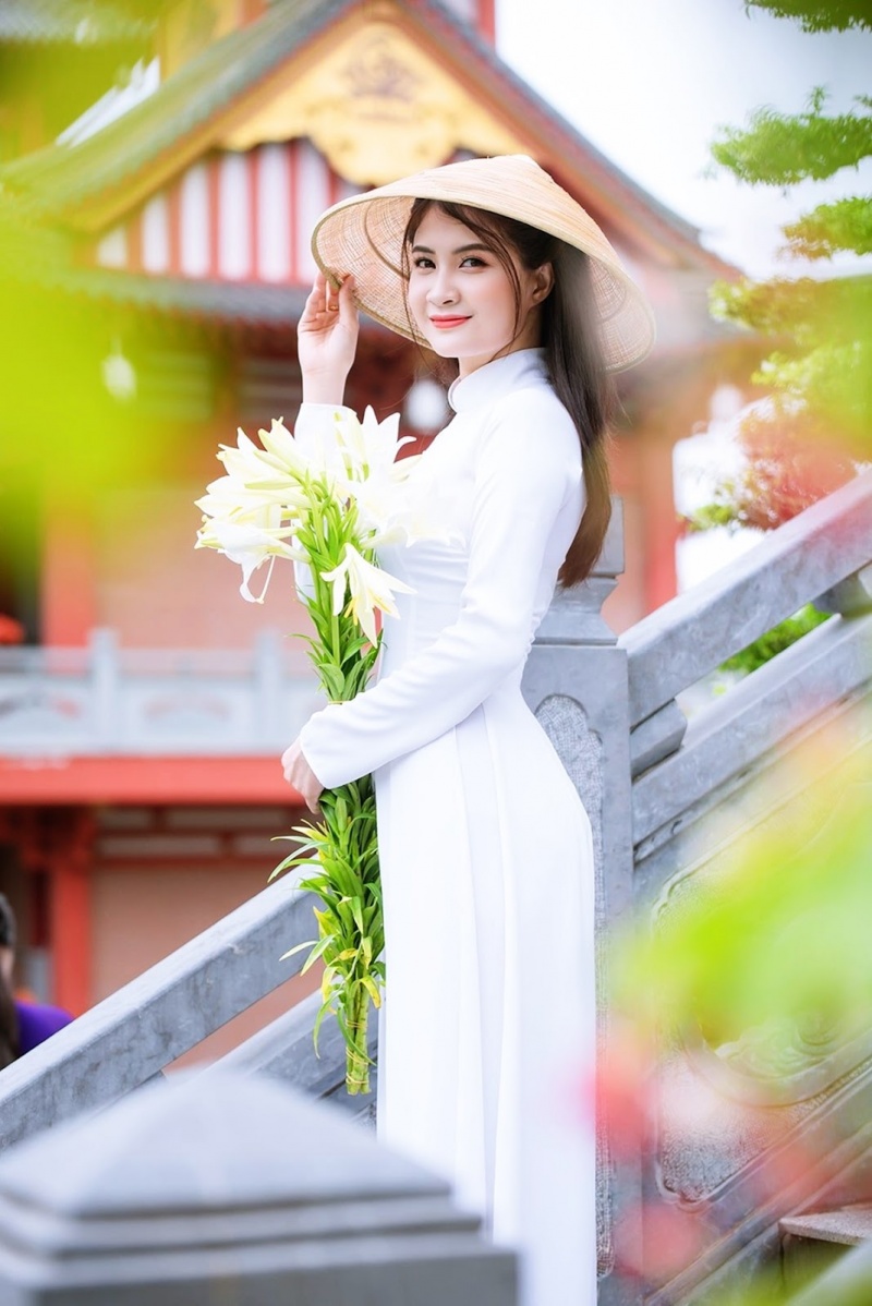 Áo dài - Trang phục tôn lên sự dịu dàng đằm thắm của người phụ nữ Việt