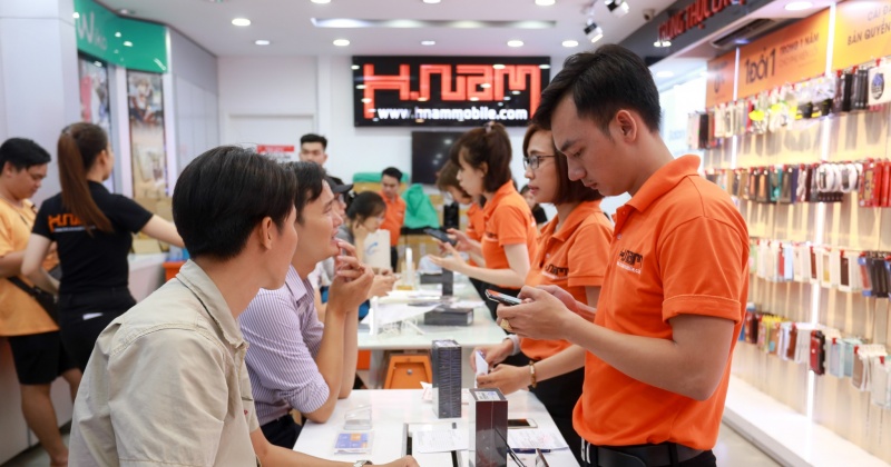 Nhân viên Hnam đang tư vấn cặn kẽ 4 bước kiểm tra iPhone cũ cho khách