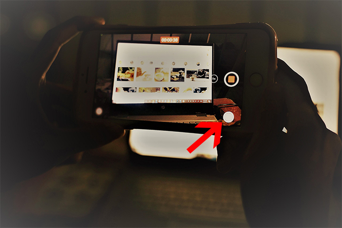 Nút chụp màn hình xuất hiện ở góc iPhone khi quay