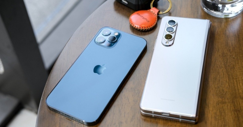 So sánh iPhone 14 Pro Max và Galaxy Z Fold4