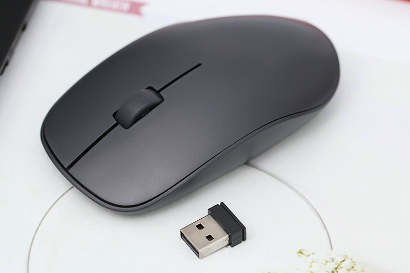 Đầu USB của chuột không dây khá nhỏ, bạn nên cất giữ cẩn thận