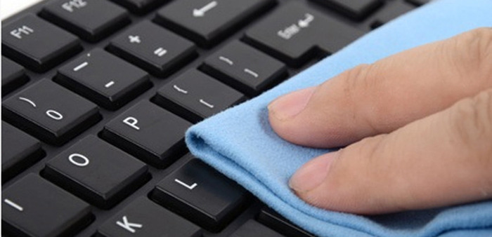 Bạn cần vệ sinh bàn phím laptop thường xuyên để tránh bụi bẩn gây hỏng hóc phần cứng 