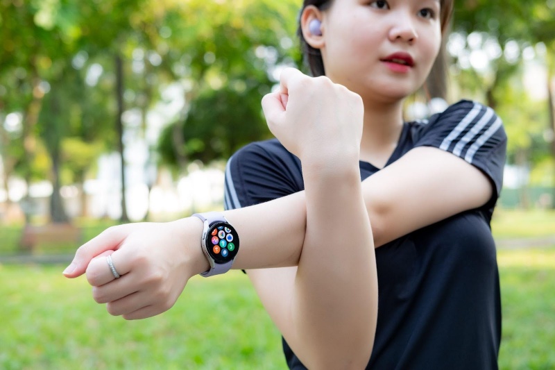 Cơ thể khỏe mạnh có “PT” Galaxy Watch5 Series bên cạnh