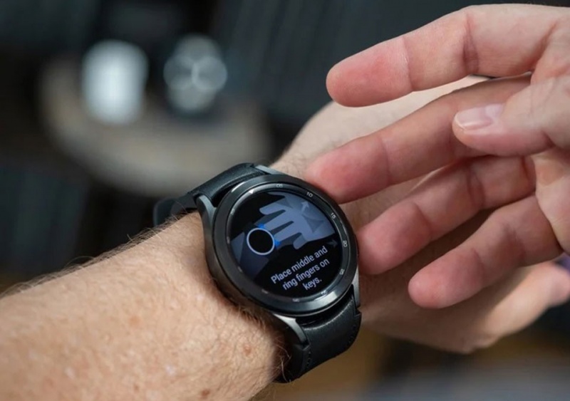 Galaxy Watch4 Classic có thể theo dõi các chỉ số cùng lúc