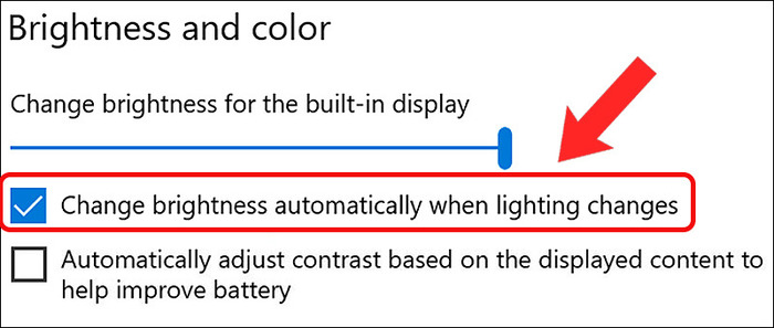 Chọn Change brightness automatically when lighting changes để độ sáng tự động theo ánh sáng xung quanh
