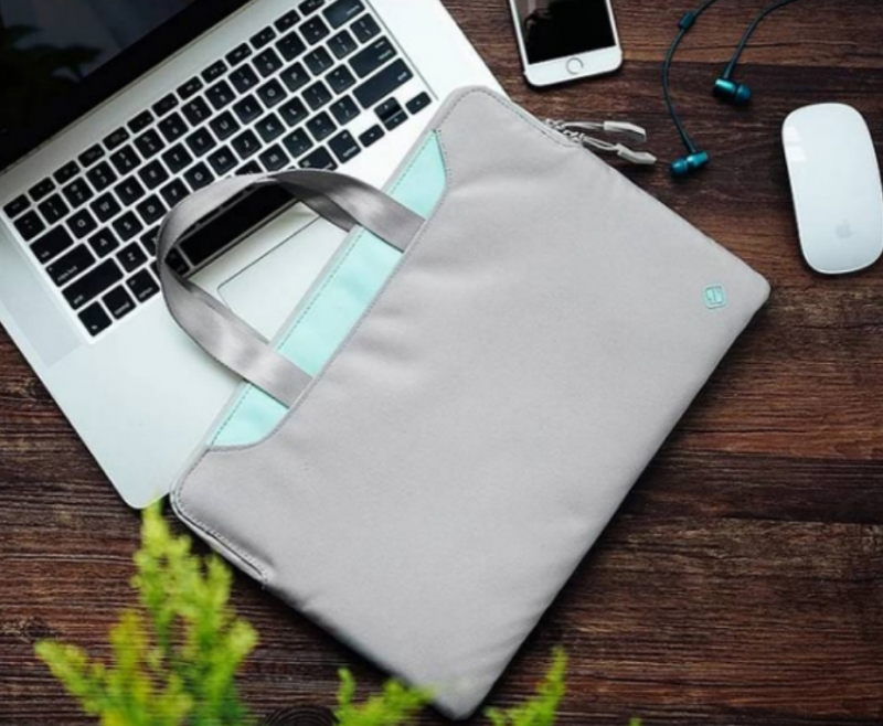Thiết kế tối giản trên túi chống sốc Tomtoc Slim Handbag Macbook Pro/Air 13 inch (A21-C01)