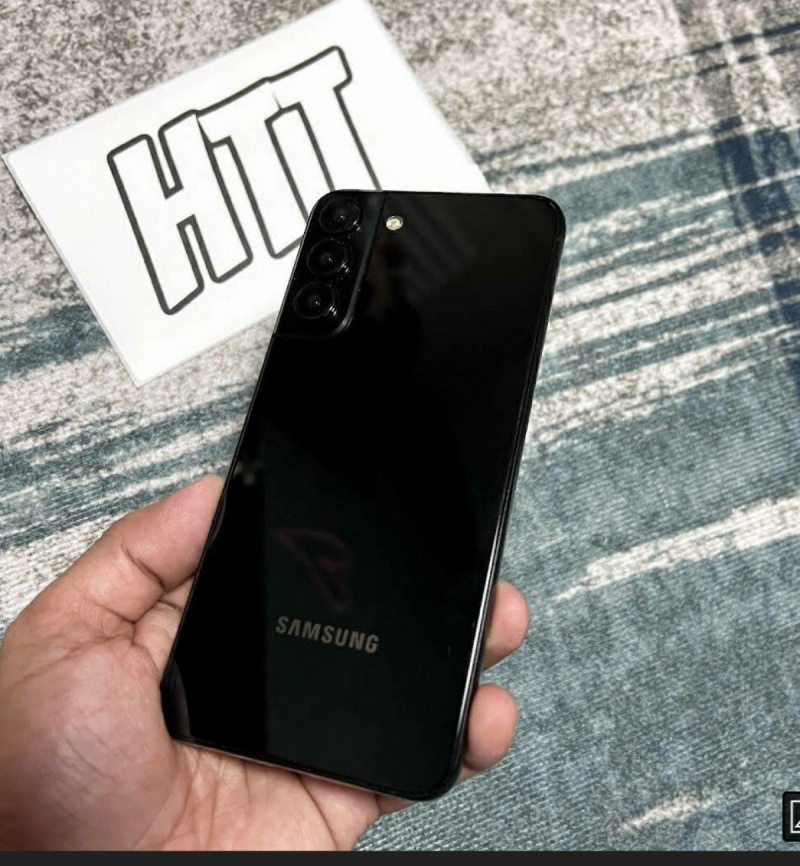 Ảnh trên tay Galaxy S22 phiên bản màu đen bóng được đăng tải (GSMArena)