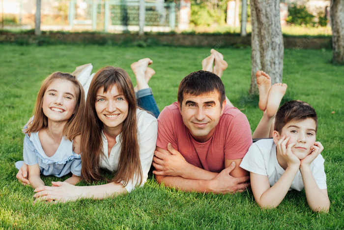 Chụp ảnh gia đình nằm trên bãi cỏ 