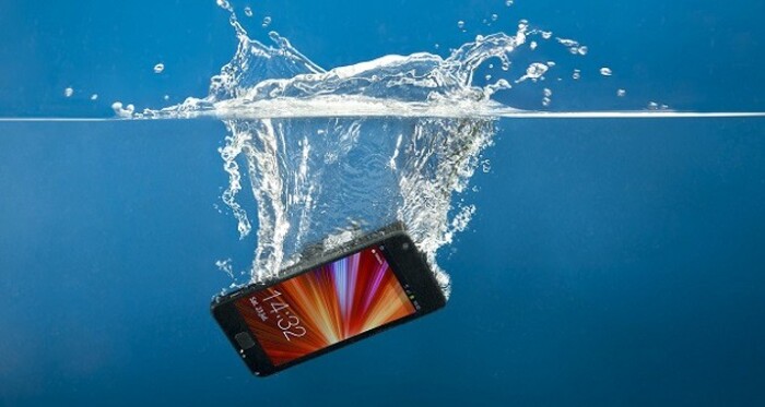 iPhone bị rơi xuống nước