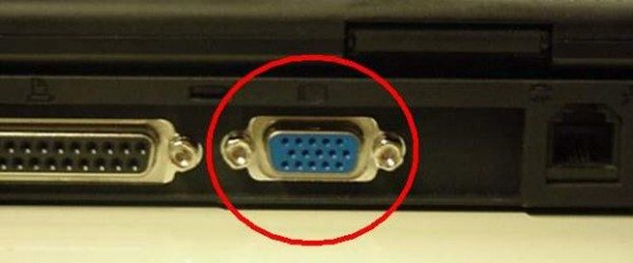 Giao diện của cổng VGA trên laptop