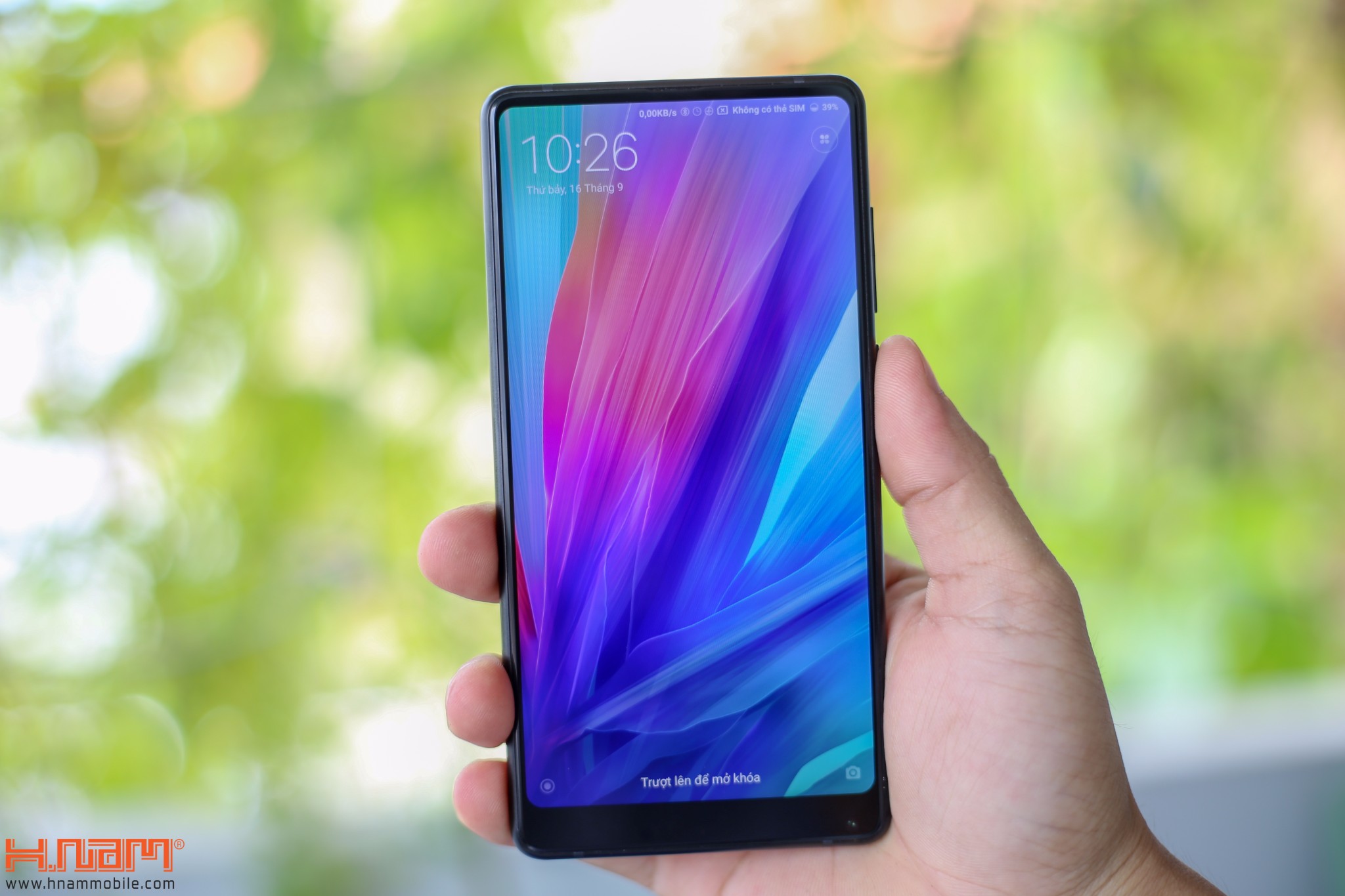 Сяоми ми лучший. Xiaomi mi Mix 2. Xiaomi mi Mix 2s. Xiaomi mi безрамочный. Xiaomi mi Mix 2 в руке.