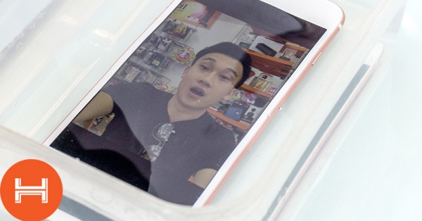 Ca sĩ Dương Triệu Vũ thử nước iPhone 7 Plus mới mua tại HnamMobile.